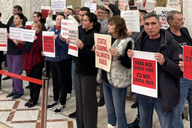 video protest al angajatilor din parlament nemultumiti de taierile de salarii ministrul dezvoltarii ii asigura ca nu vor fi afectati 691c8658b59fb
