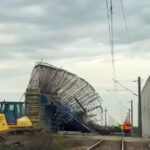 video trafic oprit intre timisoara si arad dupa ce structura unui pasaj rutier a cazut pe liniile de cale ferata trei trenuri afectate 691b3f47b2227