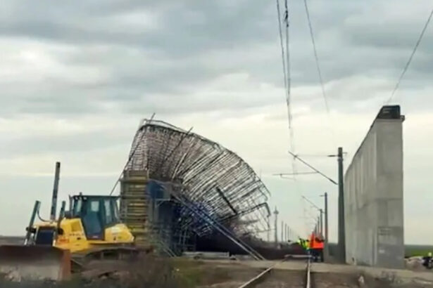 video trafic oprit intre timisoara si arad dupa ce structura unui pasaj rutier a cazut pe liniile de cale ferata trei trenuri afectate 691b3f47b2227