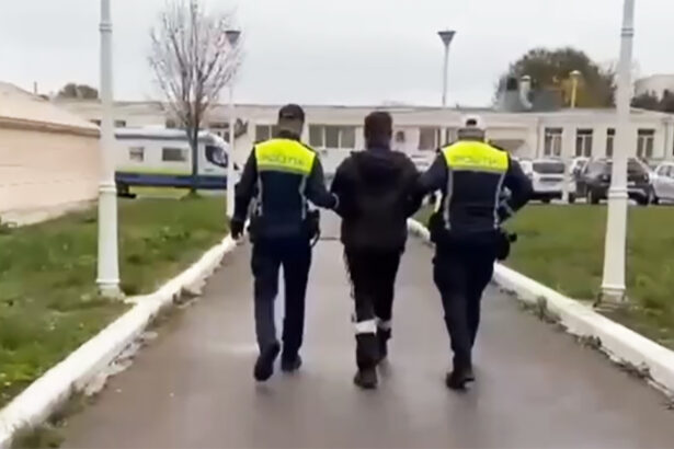 video un barbat din mangalia prins conducand haotic in cartierul colonisti avea o alcoolemie uriasa si a fost retinut de politisti 691d84ee10f7d