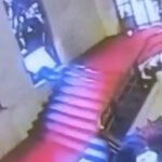 video un politician italian a spart cu capul un vitraliu de 40 000 de euro dupa ce s a impiedicat pe scari incidentul surprins de camere 691d75429ed2b