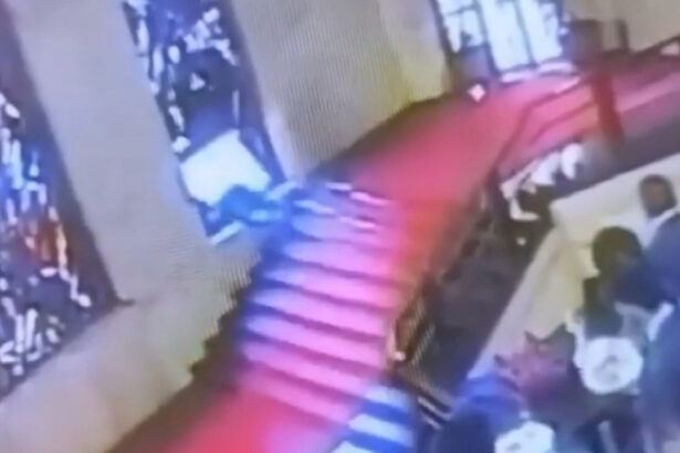 video un politician italian a spart cu capul un vitraliu de 40 000 de euro dupa ce s a impiedicat pe scari incidentul surprins de camere 691d75429ed2b