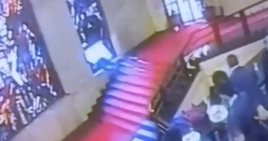 video un politician italian a spart cu capul un vitraliu de 40 000 de euro dupa ce s a impiedicat pe scari incidentul surprins de camere 691d75429ed2b