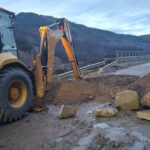 video vremea rea face ravagii sosele blocate de alunecari de teren pe valea oltului au cazut pietre de pe versant gospodarii sunt inundate 692c3fa56cade