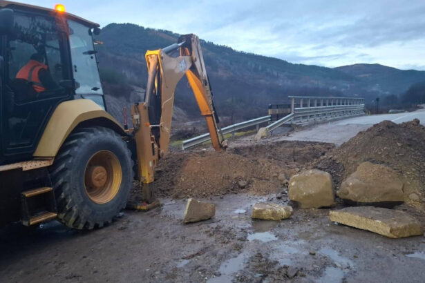 video vremea rea face ravagii sosele blocate de alunecari de teren pe valea oltului au cazut pietre de pe versant gospodarii sunt inundate 692c3fa56cade