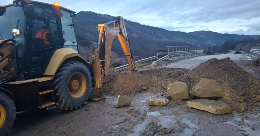 video vremea rea face ravagii sosele blocate de alunecari de teren pe valea oltului au cazut pietre de pe versant gospodarii sunt inundate 692c3fa56cade