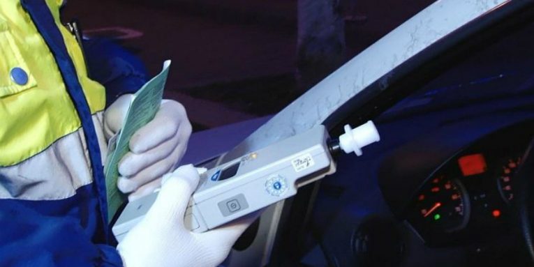 a condus cu un permis fals a fost prins de politisti anchetat trimis in judecata si chiar condamnat incredibil a scapat de toate acuzatiile 694b12068f035