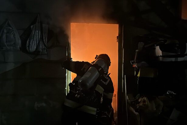 a luat foc o casa din mereni pompierii intervin cu mai multe autospeciale 6943882888119