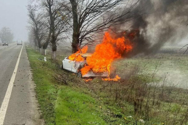 accident grav in olt un tanar de 19 ani a murit dupa ce a intrat cu masina in copac iar autoturismul a luat foc 693d66b3b32df