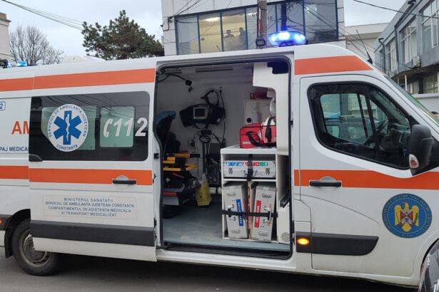 accident rutier grav aproape de scoala 23 din constanta un copil a ajuns la spital dupa ce o remorca a intrat intr un autoturism 6937d4d899970