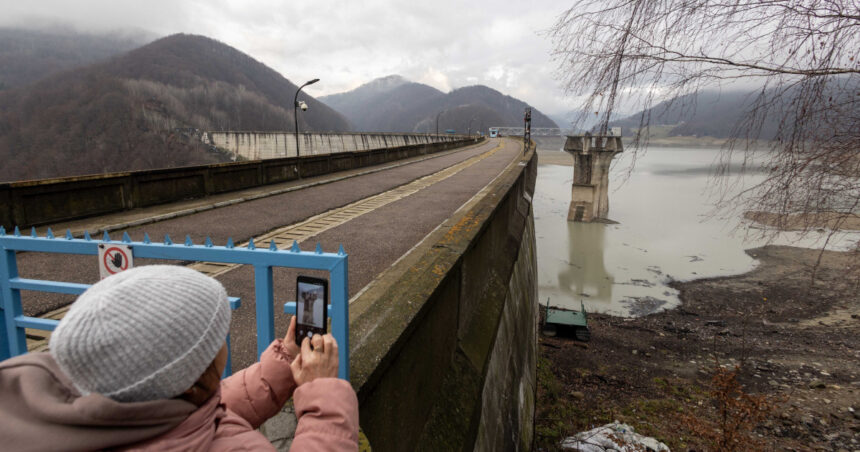 apele romane a reactionat la imaginile aparute cu barajul paltinu nu exista nicio avarie este un comportament normal de iarna 69358bab3040b