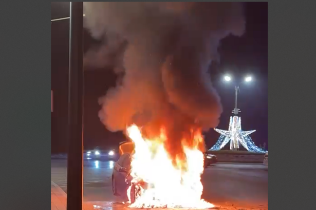 autoturism cuprins de flacari in zona auchan aproape de sensul giratoriu spre cumpana 69387a190c0ce