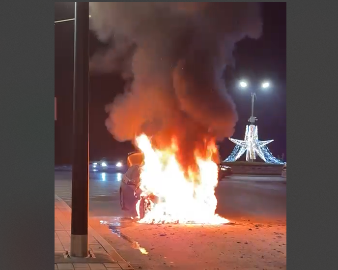 autoturism cuprins de flacari in zona auchan aproape de sensul giratoriu spre cumpana 69387a190c0ce
