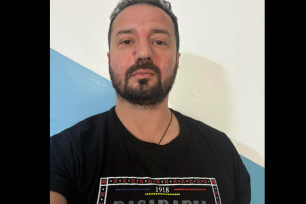 barbatul care i a strigat lui calin georgescu mars la moscova a depus plangere dupa ce ar fi fost batut de sustinatorii acestuia 692dbb71a1a9e