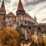 caseta metalica cu documente descoperita sub talpa cavalerului de pe acoperisul castelului corvinilor ce ascundea aceasta 694db020bf204