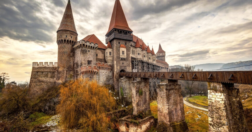 caseta metalica cu documente descoperita sub talpa cavalerului de pe acoperisul castelului corvinilor ce ascundea aceasta 694db020bf204