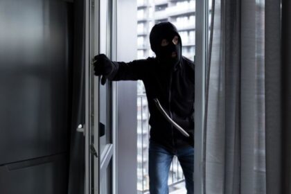 constanta ca in filme recidivistul care a spart casa sefului de la mediu implicat in atacul asupra unui dealer de etnobotanice 69324f703c48a