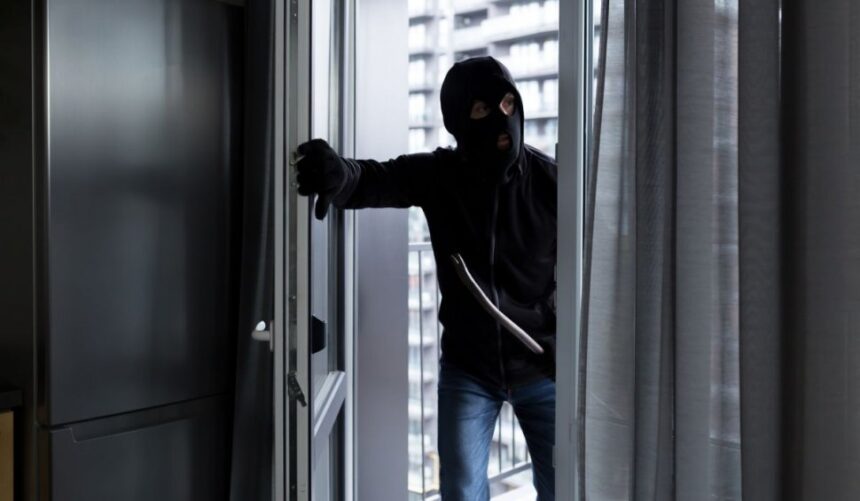 constanta ca in filme recidivistul care a spart casa sefului de la mediu implicat in atacul asupra unui dealer de etnobotanice 69324f703c48a