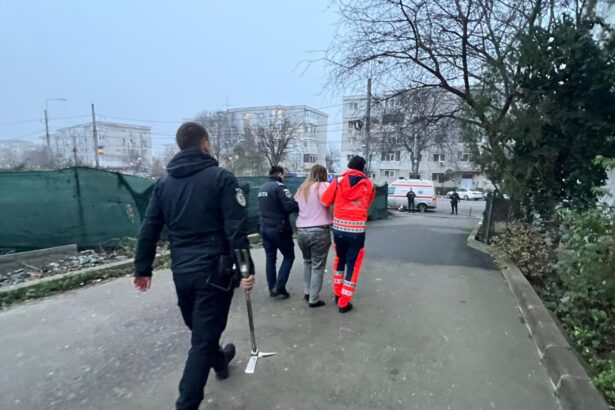 constanta interventie contracronometru a echipajelor de salvare dupa ce o femeie a cazut intr un apartament de pe strada soveja 6946c5e114ef5