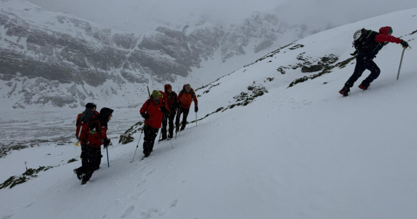 continua cautarile pentru tanarul britanic disparut in munti el plecase acum mai bine de o saptamana spre castelul lui dracula 692ed80b60a91