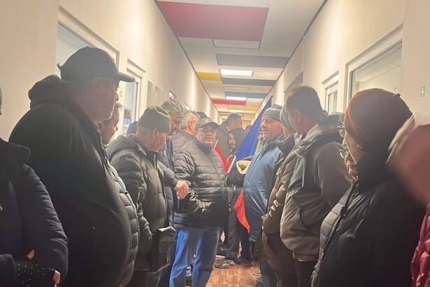 continua protestul angajatilor ct bus oamenii scandeaza demisia conducerii pe holul institutiei 694112e2260b9