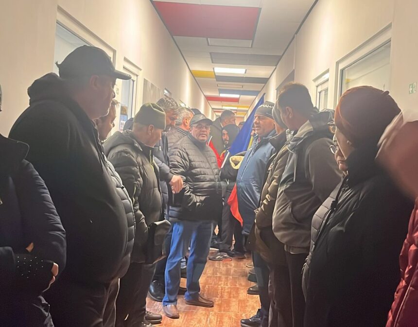 continua protestul angajatilor ct bus oamenii scandeaza demisia conducerii pe holul institutiei 694112e2260b9