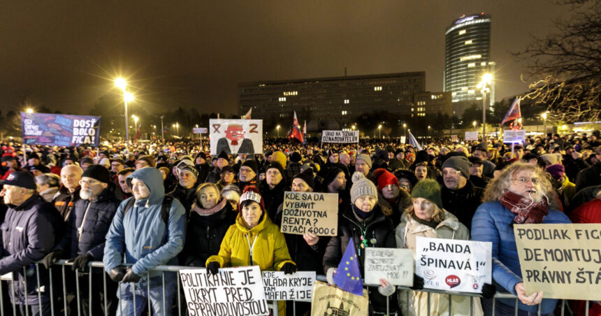 curtea constitutionala din slovacia suspenda legea care desfiinteaza biroul avertizorilor de integritate dupa proteste in toata tara 69431d18841ea