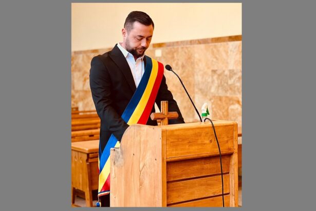 daniel emilian mantea a depus juramantul de primar al comunei lumina astazi de ziua sa de nastere privesc acest moment ca pe un prag de responsabilitate si maturitate 694917fc6d299