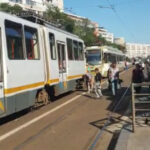 doua tramvaie s au ciocnit in bucuresti un copil a ajuns la spital 692dccd858540