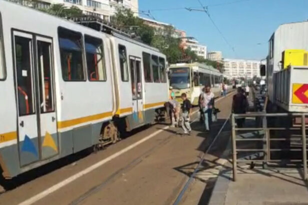 doua tramvaie s au ciocnit in bucuresti un copil a ajuns la spital 692dccd858540