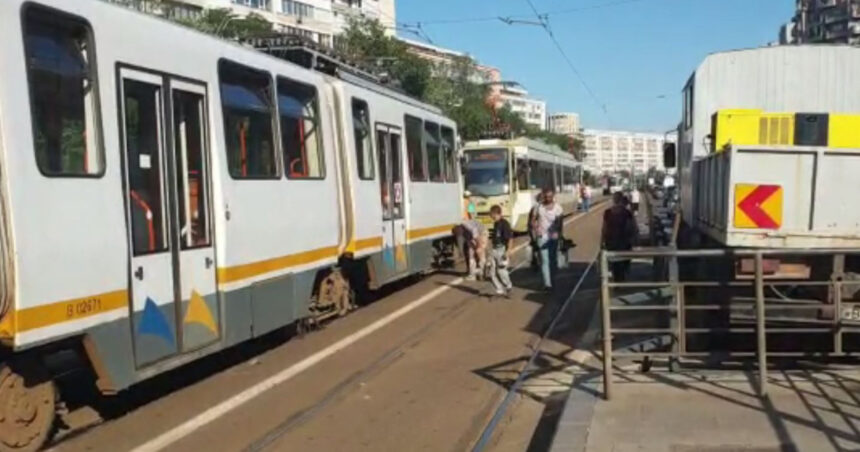 doua tramvaie s au ciocnit in bucuresti un copil a ajuns la spital 692dccd858540