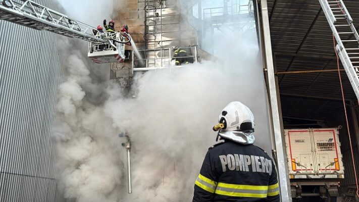 dupa 6 ore a fost lichidat incendiul care a cuprins un uscator de cereale din enisala 693015fcafe9f