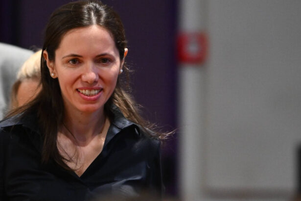 exclusiv coplesita de eticheta de prima doamna sunt mirabela gradinaru partenera de viata lui nicusor dan 6950bc9ae60a7