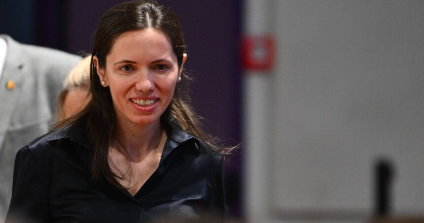 exclusiv coplesita de eticheta de prima doamna sunt mirabela gradinaru partenera de viata lui nicusor dan 6950bc9ae60a7