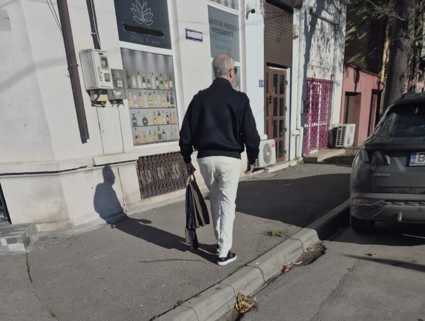 florin vizan cu pantalonii pe umeras 692d9b47c77ff