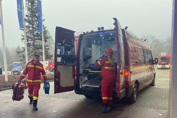 foto accident de final destination 4 copii si doi adulti au ajuns la spital dupa ce tavanul piscinei interioare a hotelului s a prabusit peste ei 694aafcd1fedd
