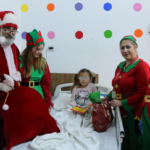 foto mos craciun a poposit la copii din spitalele constantene cu sprijinul sc arimex comexim 2000 srl si asociatia suflete deschise 694c1664ce8e6