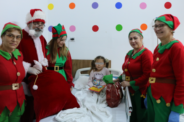 foto mos craciun a poposit la copii din spitalele constantene cu sprijinul sc arimex comexim 2000 srl si asociatia suflete deschise 694c1664ce8e6