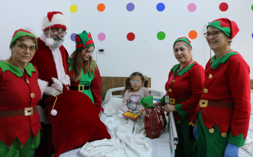 foto mos craciun a poposit la copii din spitalele constantene cu sprijinul sc arimex comexim 2000 srl si asociatia suflete deschise 694c1664ce8e6