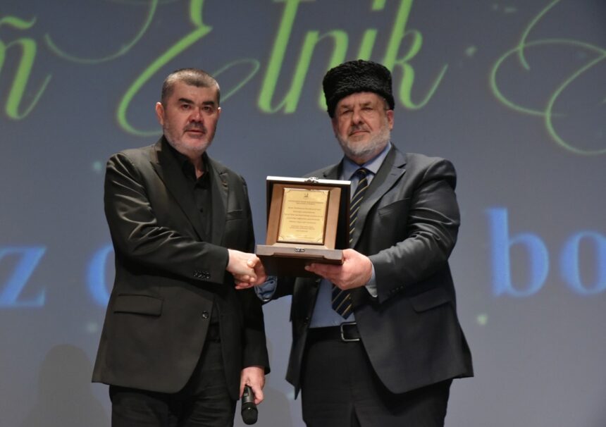 foto peste 1 000 de persoane au luat parte la evenimentul dedicat sarbatorii etniei tatare din romania organizat de uniunea democrata a tatarilor turco musulmani din romania 693f189e01608