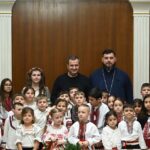 foto primaria medgidia gazda colindatorilor mari si mici vestea nasterii domnului a rasunat in institutie prin zeci de glasuri ca de clopotel 6945978069026