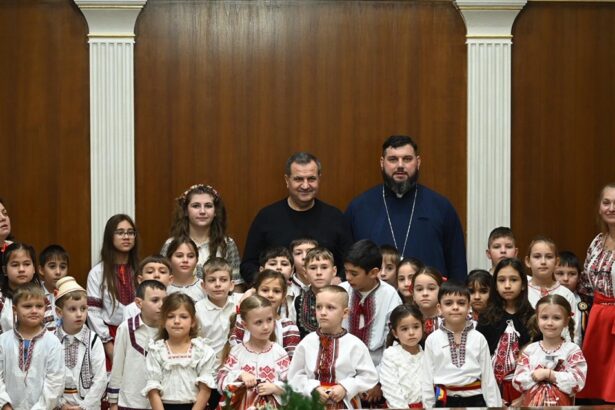 foto primaria medgidia gazda colindatorilor mari si mici vestea nasterii domnului a rasunat in institutie prin zeci de glasuri ca de clopotel 6945978069026