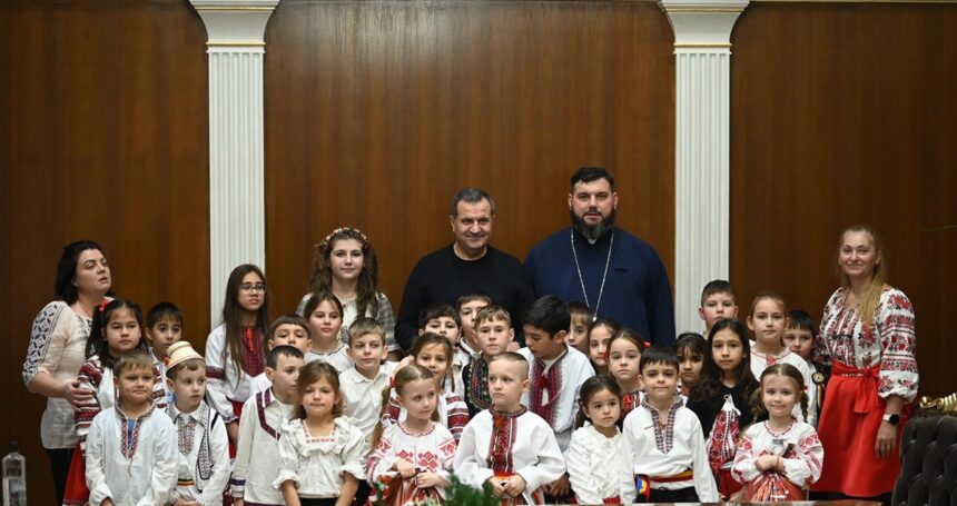 foto primaria medgidia gazda colindatorilor mari si mici vestea nasterii domnului a rasunat in institutie prin zeci de glasuri ca de clopotel 6945978069026