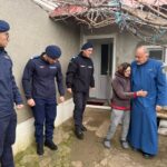 foto video gest de suflet al jandarmilor constanteni o varstnica din albesti ajutata sa treaca cu bine iarna 694a8ca73825f