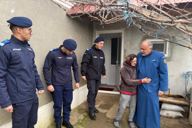 foto video gest de suflet al jandarmilor constanteni o varstnica din albesti ajutata sa treaca cu bine iarna 694a8ca73825f