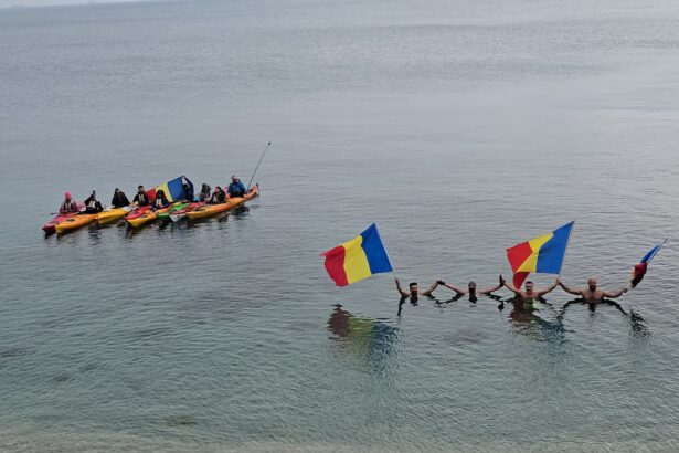 foto video mai multi constanteni curajosi au sarbatorit 1 decembrie in apa marii printre ei si un baietel de sase ani 692d7daa24a97