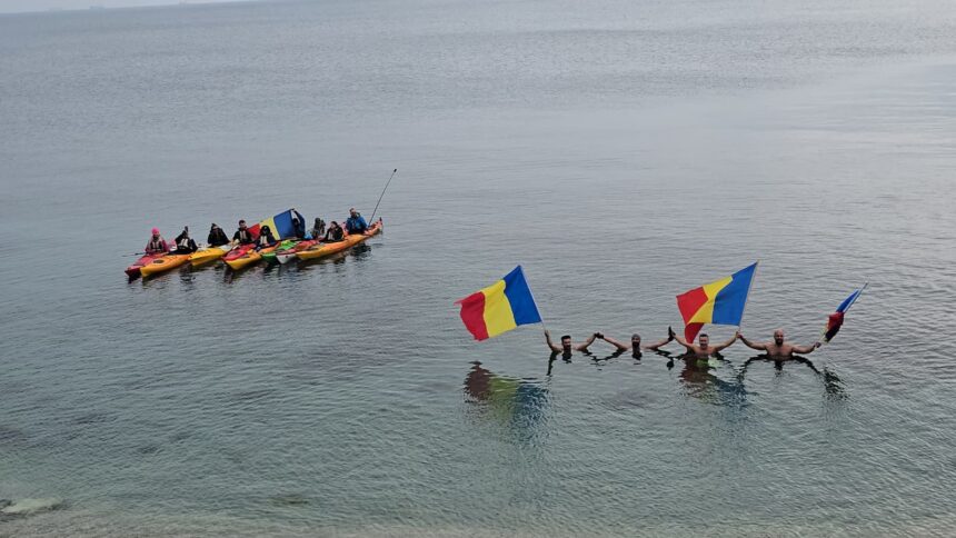 foto video mai multi constanteni curajosi au sarbatorit 1 decembrie in apa marii printre ei si un baietel de sase ani 692d7daa24a97