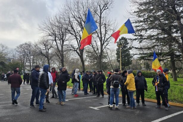 foto video protest al angajatilor ct bus in fata primariei constanta concomitent cu sedinta consiliului local ce solicita protestatarii 694a859dd81f8