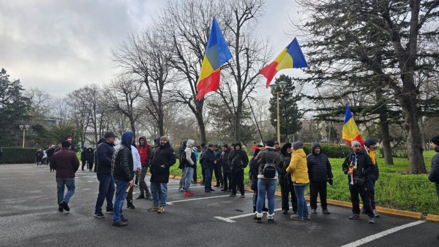 foto video protest al angajatilor ct bus in fata primariei constanta concomitent cu sedinta consiliului local ce solicita protestatarii 694a859dd81f8