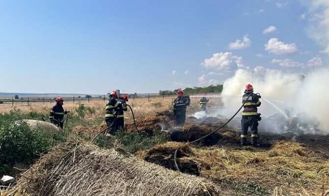 incendiu in ghindaresti judetul constanta ard 5 000 de baloti de paie 692f2deb38d6c